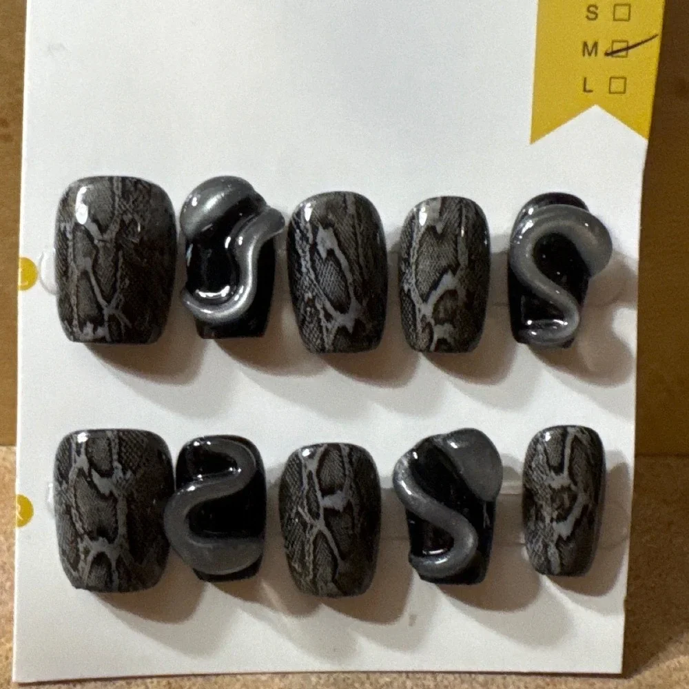 Grey Snakeskin 3D‎ Silver Swirl Press On Nails Short Square Size Medium 10pc Set